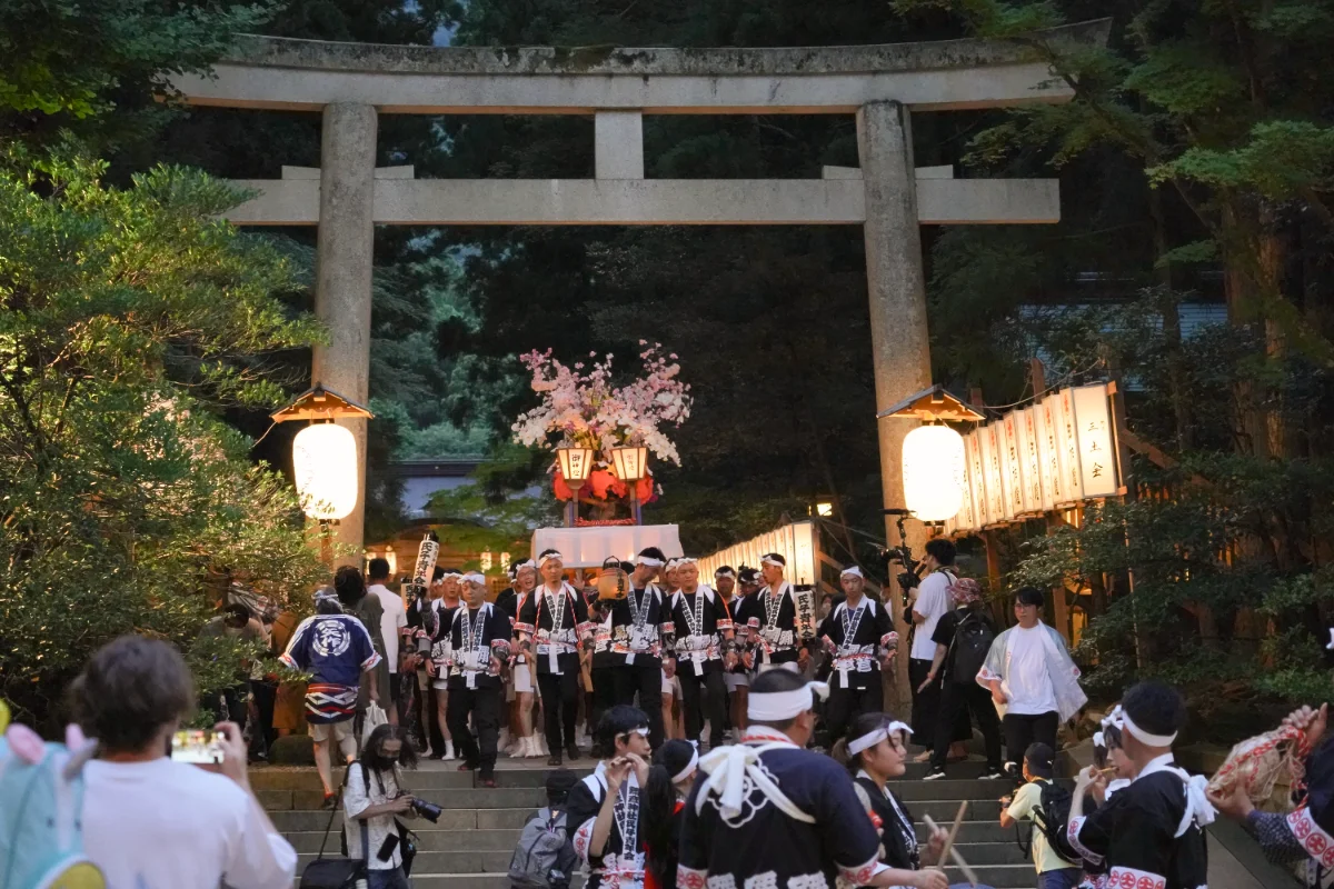 弥彦神社の「弥彦燈籠まつり」
